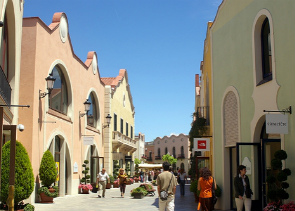 Private Shopping Tour to La Rocca Outlet Village 